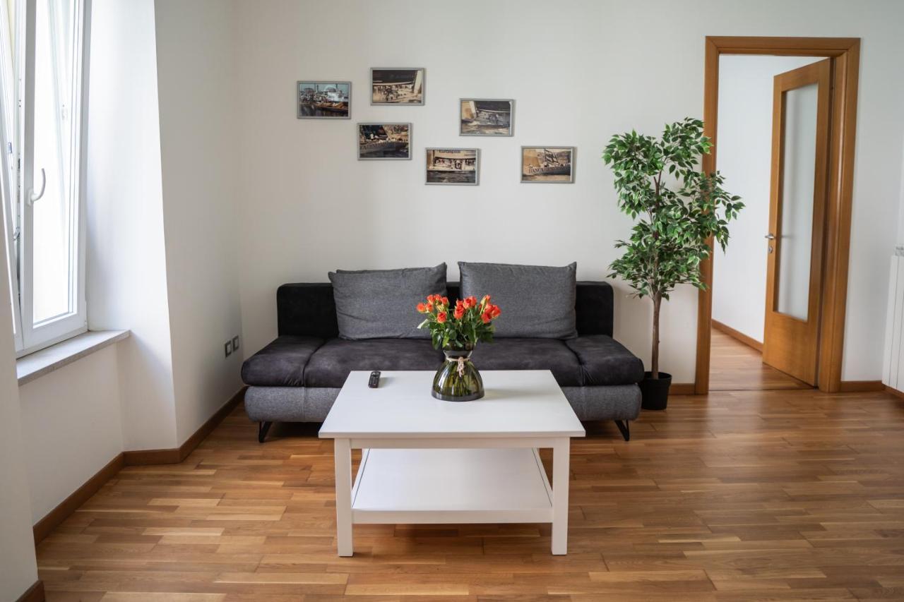 9B The Appartments Trieste Bagian luar foto