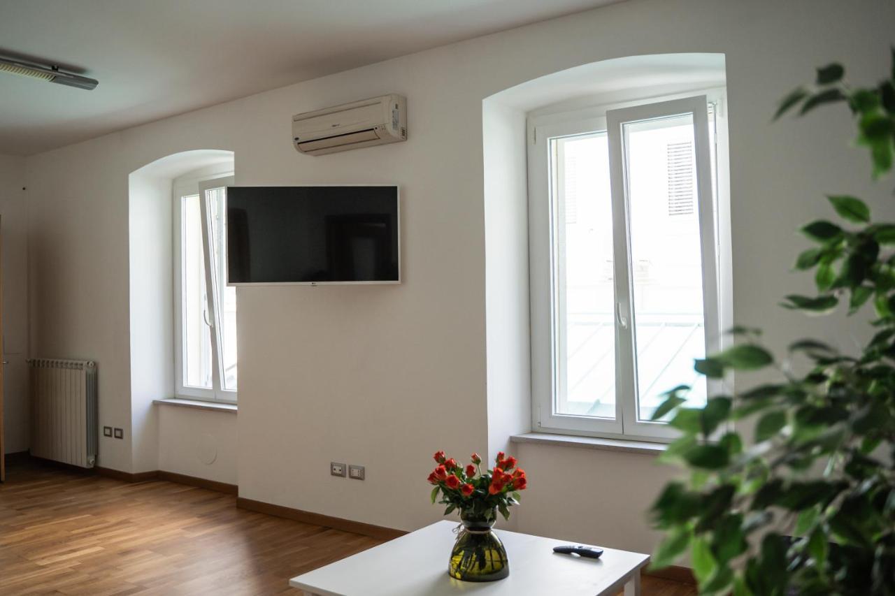 9B The Appartments Trieste Bagian luar foto